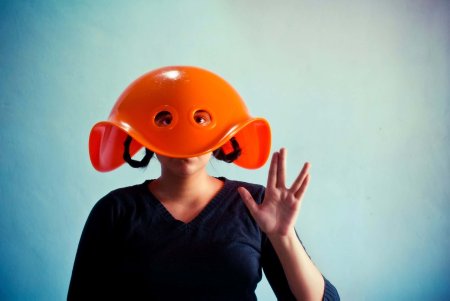 Строительная каска на голове