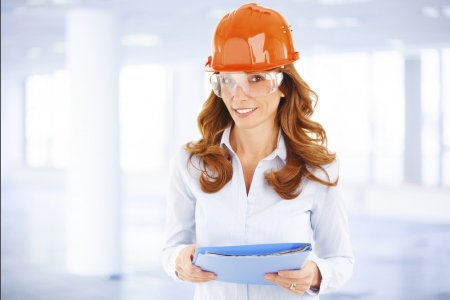 Девушка в каске строителя