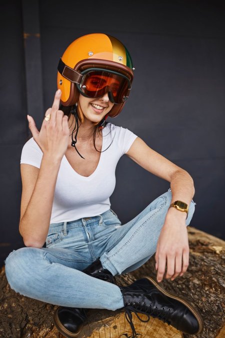 Девушка в каске шлеме