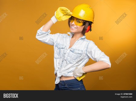 Девушка на стройке
