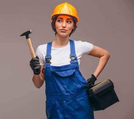 Девушка в каске строителя