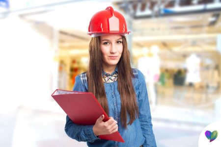 Девушка в каске строителя