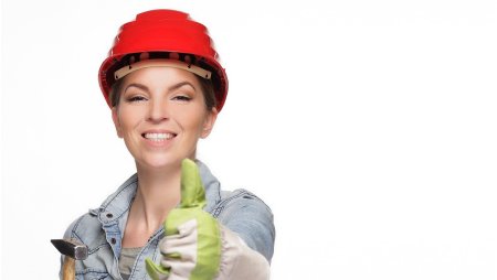 Женщина в строительной каске
