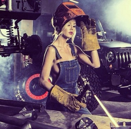 Харли Шнайдер сварщица