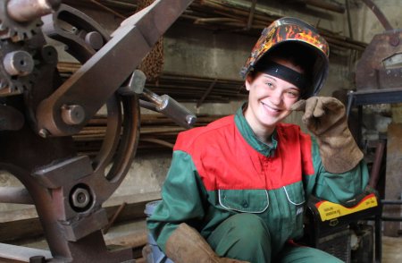 Красивая девушка сварщик