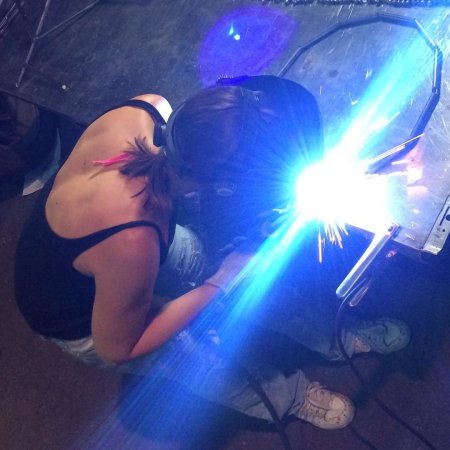 Алисия Батти сварщица