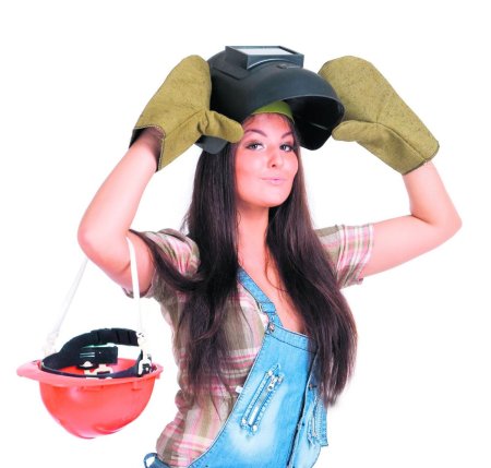 Красивая девушка сварщик