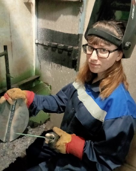 Девушка сварщица