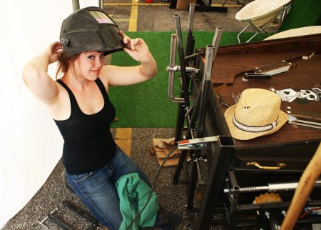 Красивая девушка сварщик