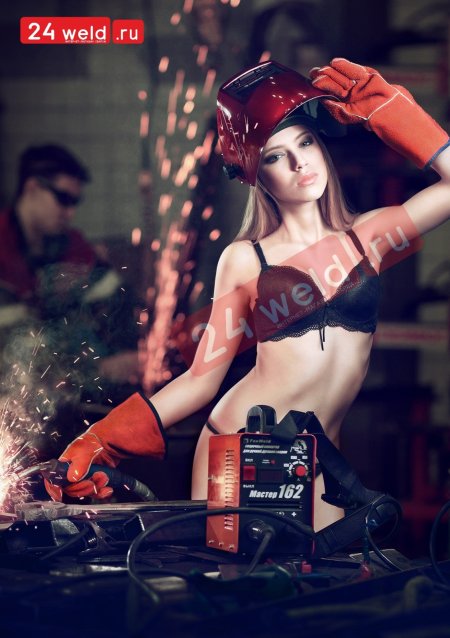 Девушка в сварочной маске