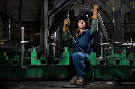 Девушка на производстве