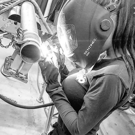 Красивая девушка сварщик