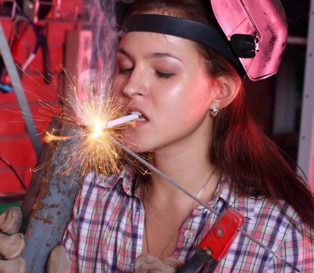 Девушка со сварочным аппаратом