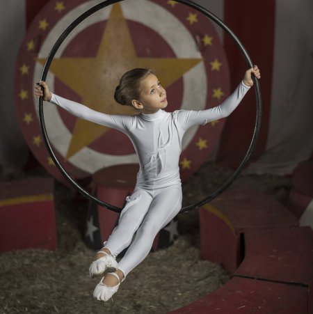 Гимнастка под куполом цирка