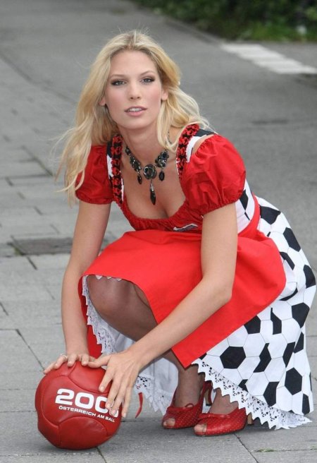 Анна Базан футбольная болельщица