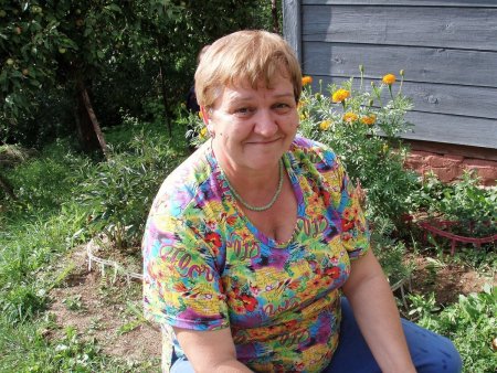 Женщина 50 лет на огороде
