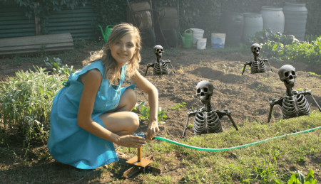 Девушки в огороде на даче