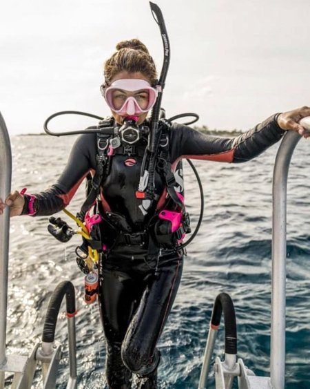 Девушка в акваланге