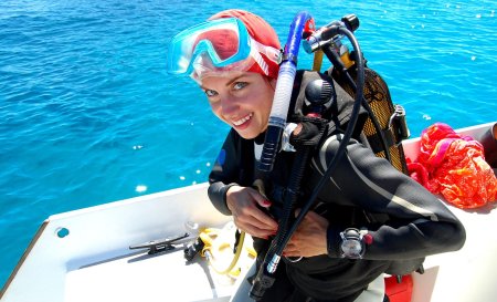 Женщина в акваланге