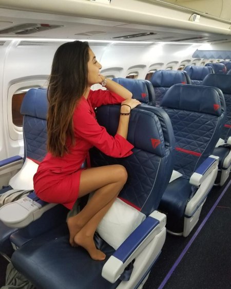 Девушка в самолете