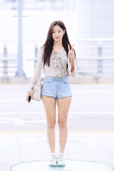 Yeon Woo MOMOLAND фигура