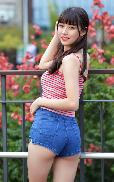 Японочки в джинсовых шортах