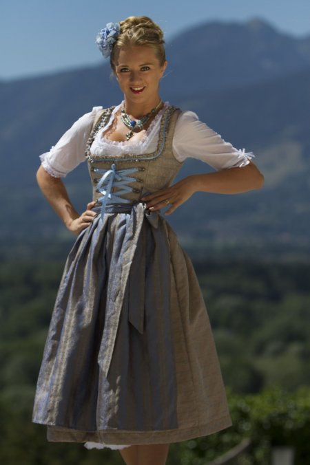 Баварский костюм дирндль