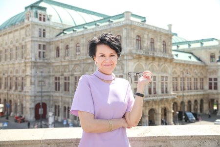 Девушка экскурсовод