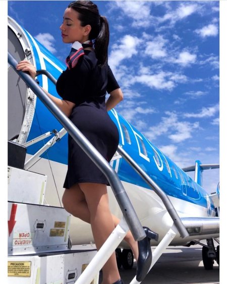 Симона Гудал стюардесса