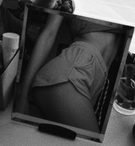 Попы девушек без лица в зеркале