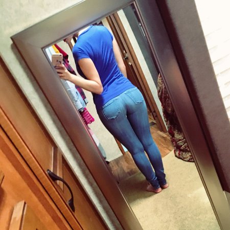 Красивые попы девушек в зеркале