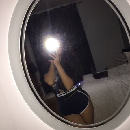 Девочка возле зеркала