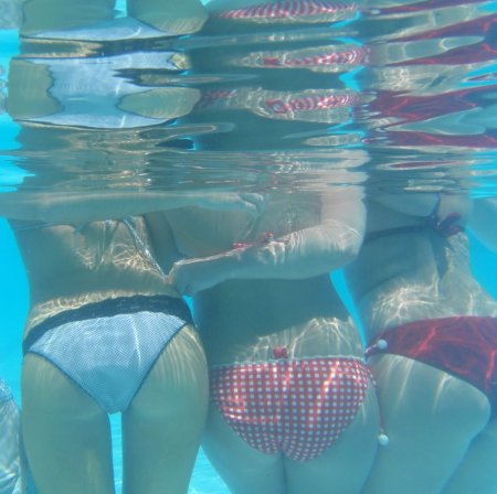 Красивые попы в бассейне