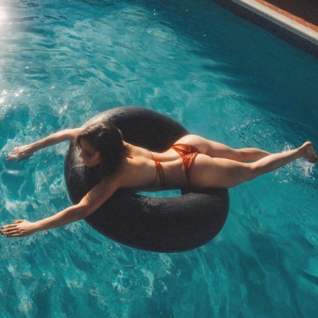 Девушка в бассейне