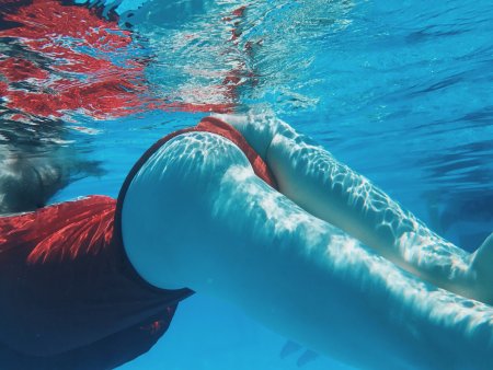 Красивые ягодицы в воде