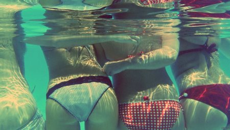 Девушки в бикини под водой