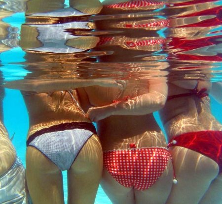 Девушка в бассейне