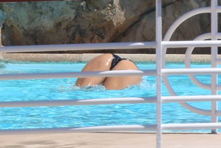 Красивые попки в бассейне