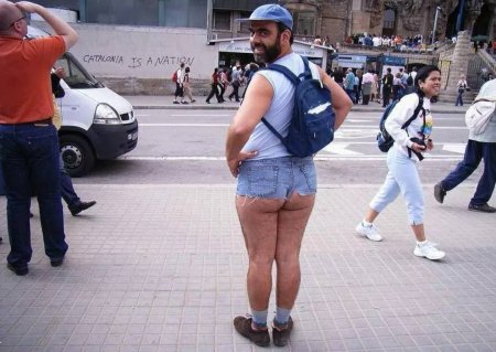 Мужчина в шортах