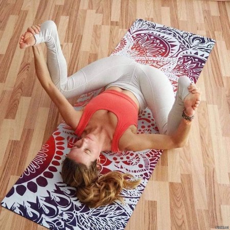 Девушка гнется