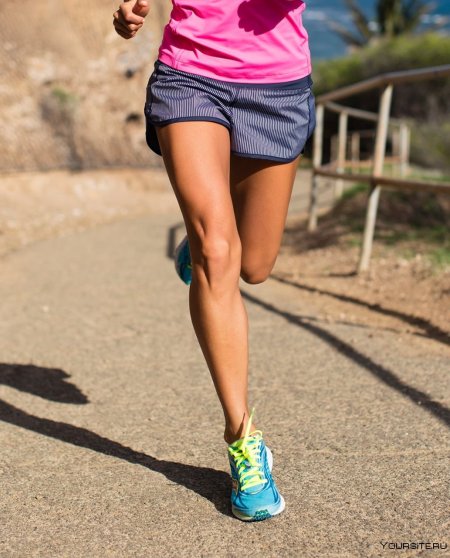 Стройные спортивные ноги