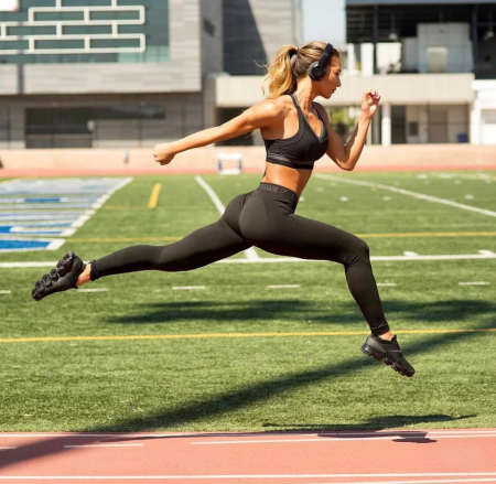 Спортсменка бежит