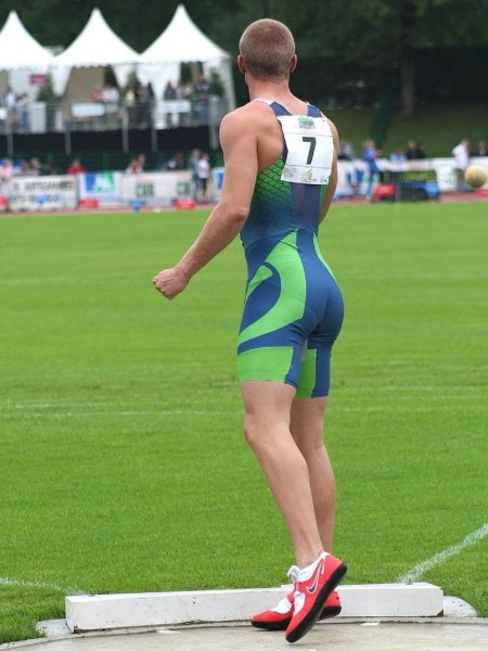 Спортсмены в обтяжку