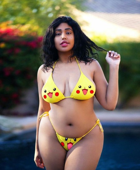 Красивые толстушки в купальниках