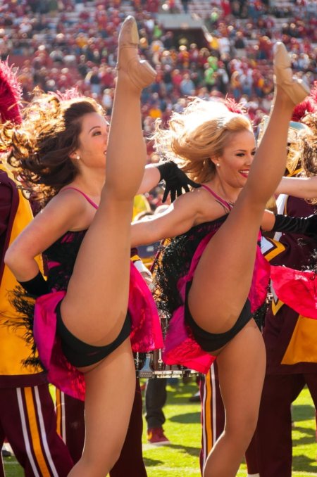 Танцует без Нижнего белья