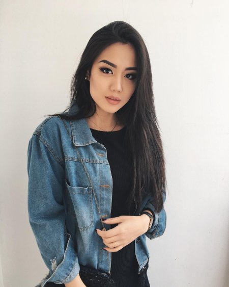 Айжан Асемова с парнем