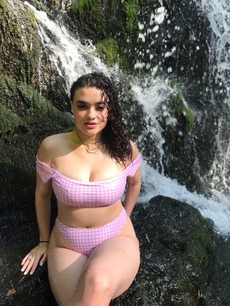 Пухлая девочка