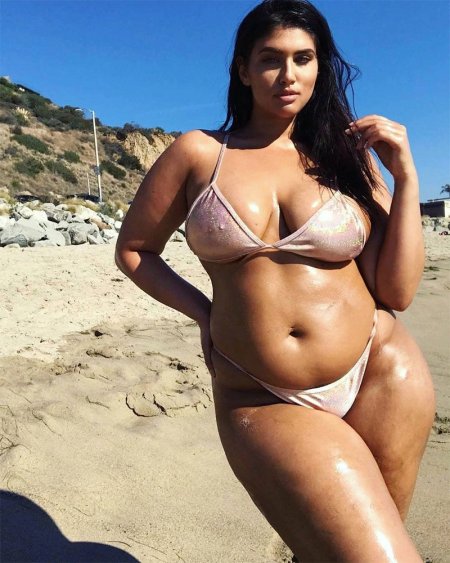 Латисия Томас в купальнике