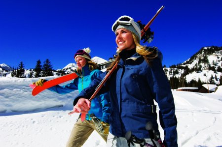 Девушка на лыжах