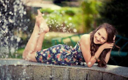 Девушка лежит